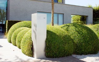 Hoe plaatst u een strakke brievenbus stijlvol in een tuinontwerp. 10 ideeën.
