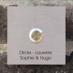 Vierkante inox design deurbel. Belknop midden. Model D met 2 tekstlijnen.