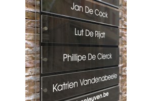 Een naambord met meerdere namen en vervangbare plaatjes. Iets voor uw praktijk?