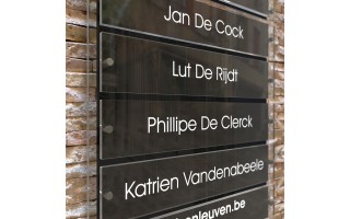Een naambord met meerdere namen en vervangbare plaatjes. Iets voor uw praktijk?