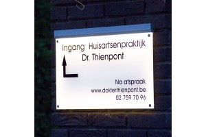 Naamborden met ingebouwd licht. Enkele voorbeelden.
