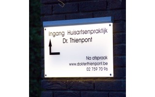 Naamborden met ingebouwd licht. Enkele voorbeelden.